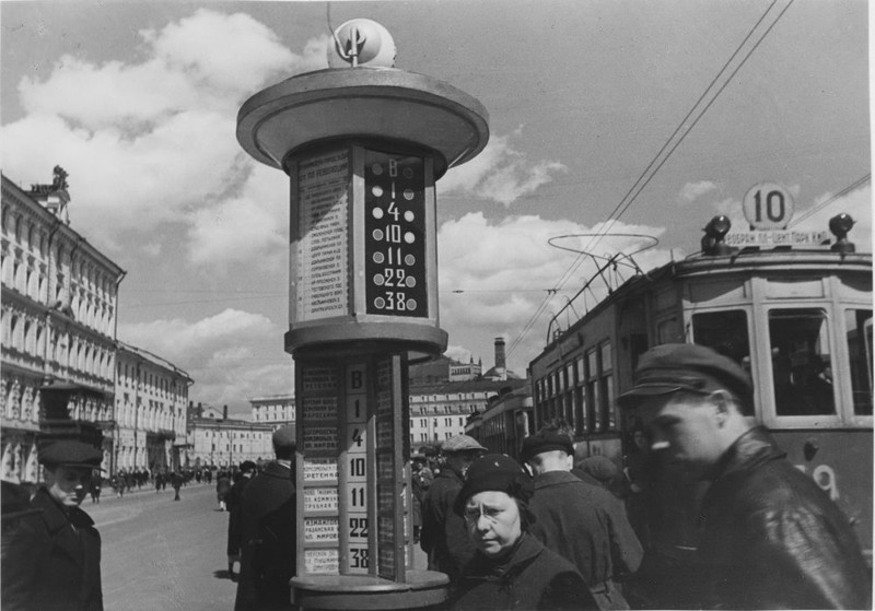 Указатель маршрутов трамваев с подсветкой на Площади Революции, 1935 год, Москва