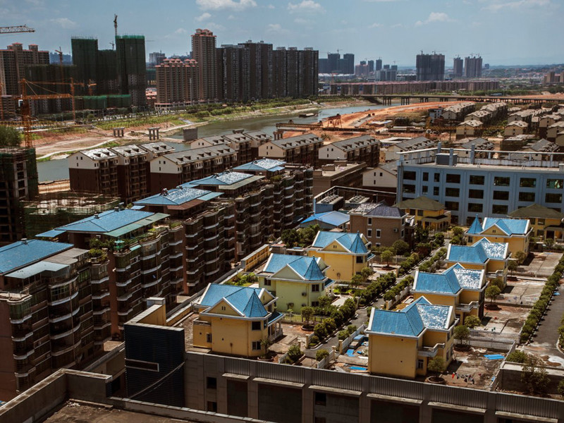 Вот еще один китайский вариант решения проблемы перенаселенности — небольшой поселок построен в 2013 году в провинции Хунань прямо на крыше торгового центра.