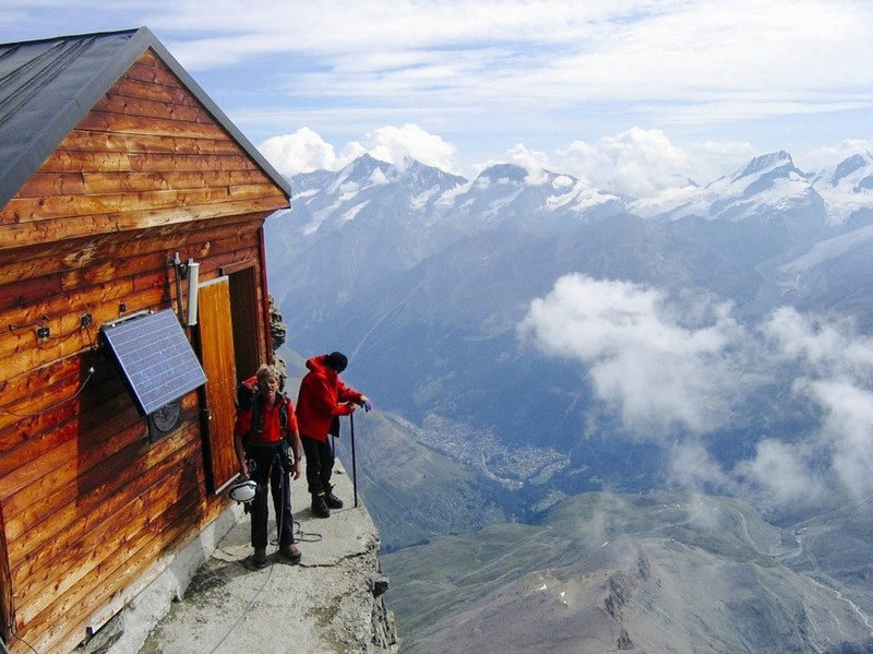 Это хижина Сольве, расположенная на высоте 4003 метров на горе Маттерхорн в Швейцарии. Если заберетесь когда-нибудь, то сможете тут отдохнуть.