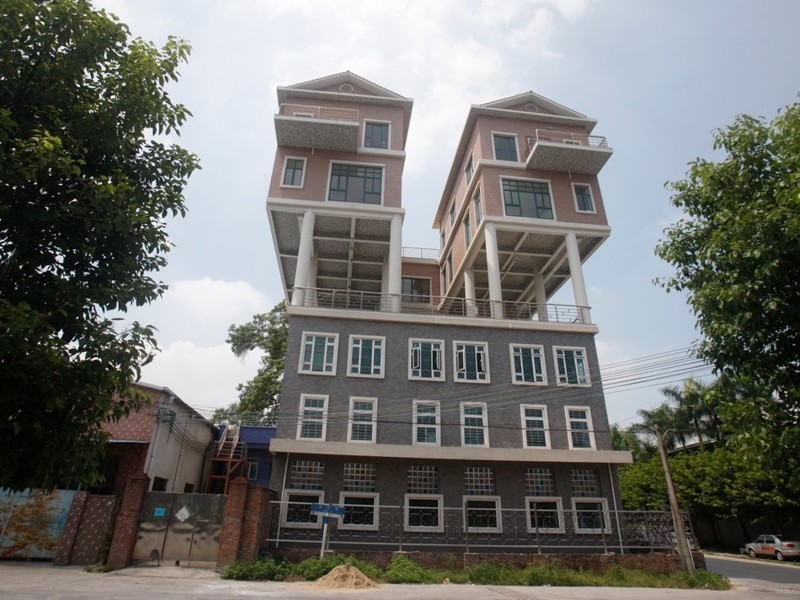 Очень славятся по части оригинальных построек китайцы. В 2011 году в Гуандуне появилось два дома, построенных прямо на крыше местной фабрики.