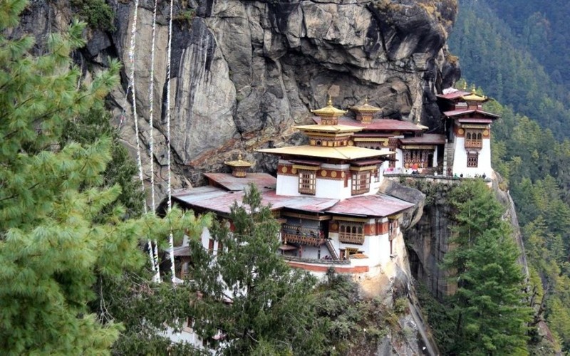 Бутан — страна горная и не очень доступная. А монахи из монастыря Такцанг-лакханг пошли еще дальше и спрятались от лишнего внимания на высокой скале.