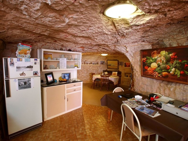 В шахтерском городке Кубер-Педи в Австралии большая часть жителей живет в пещерах. Это позволяет спокойно переносить самую жаркую погоду.