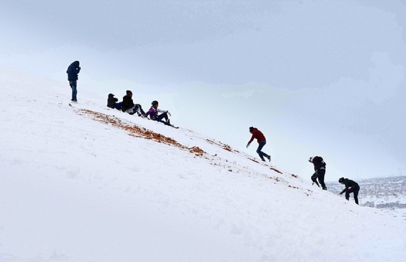 Дети из алжирского города Айн-Сефра впервые увидели снег