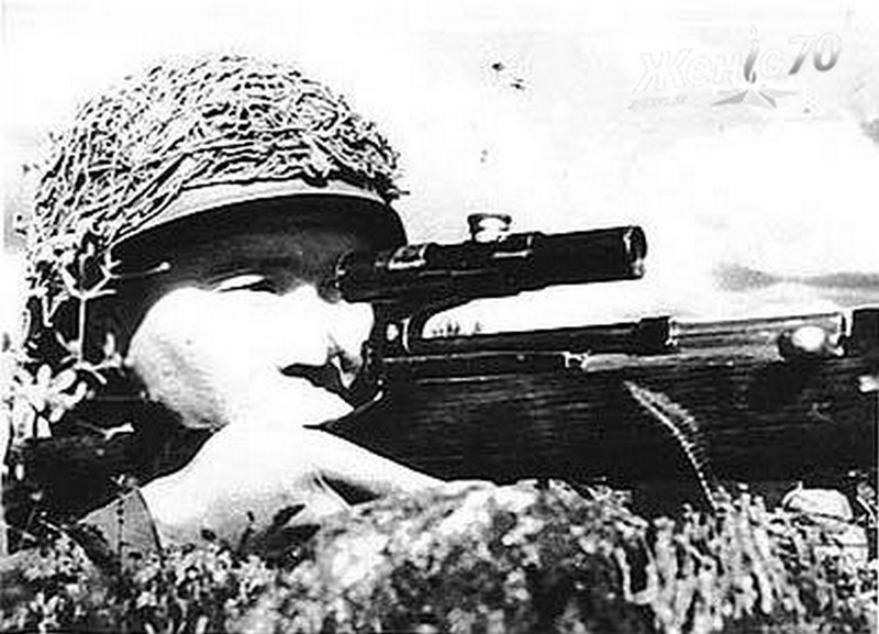 снайпер Абдыбеков на боевой позиции 1944 год