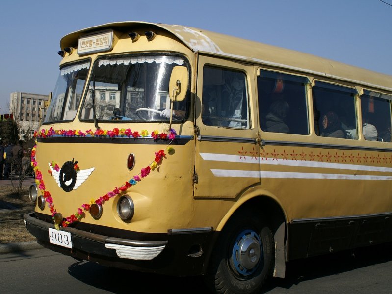 Тролейбус 903 украшенный  в честь национального праздника  пластиковыми цветами