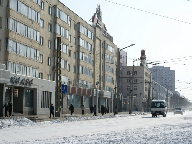 Площадь перед станцией Pyongyang. Редкие атомобили, редкие прохожие