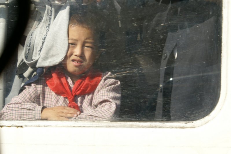 Корейский пионер в окне трамвая. До свидания, Корея!