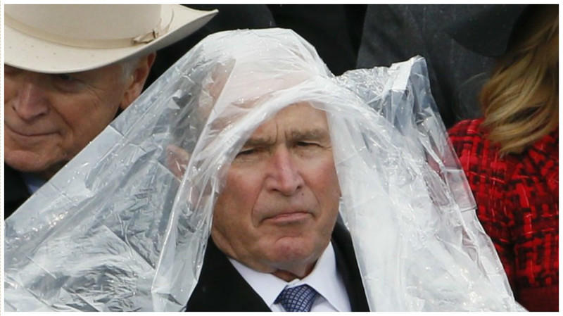 Фотошоп-битва: как Джордж Буш не смог побороть плащ-дождевик