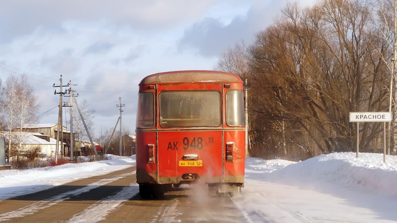 Красный ЛиАЗ-677 въезжает в село Красное