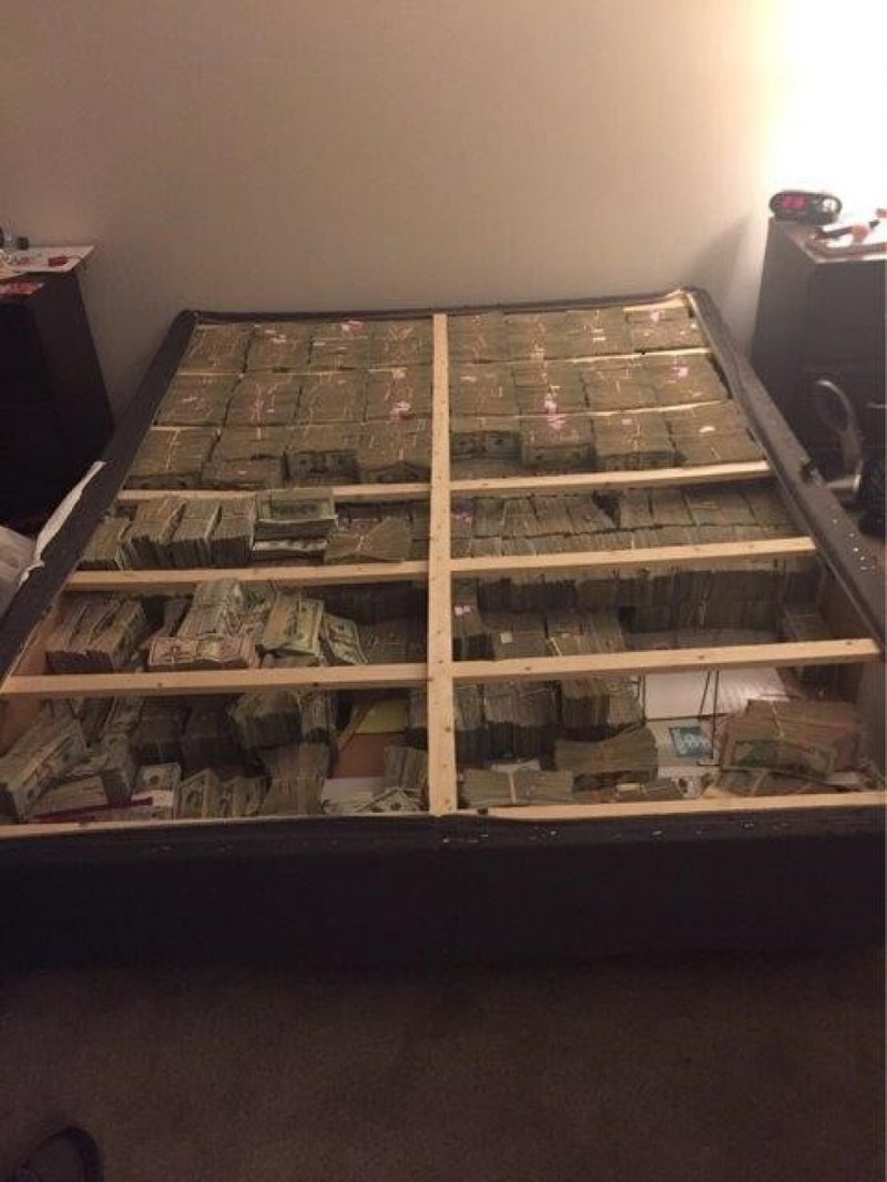 $20 миллионов под матрасом. Впечатляющее фото обыска квартиры в Бостоне деньги, матрас, находка