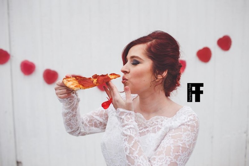 Невеста, можете поцеловать пиццу