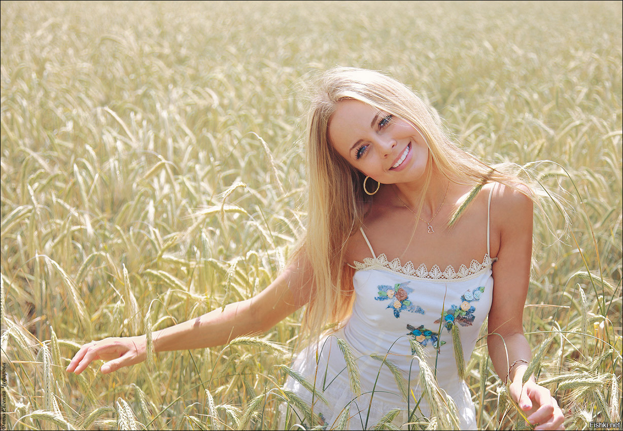 Русское нежное с молоденькой. Красивые блондинки. Красивая девушка в поле. Блондинки лето. Красивые блондинки на природе.