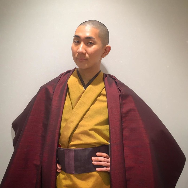 Буддийский монах совершил каминг-аут и стал визажистом, не отказавшись от сана