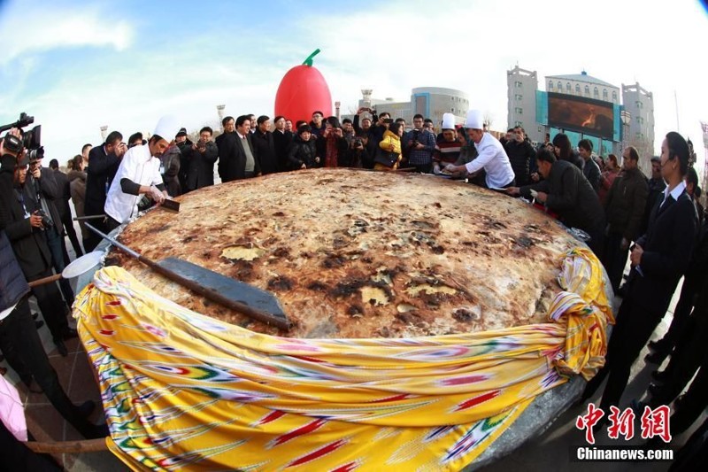 6. Крупнейшая уйгурская печеная лепешка 
