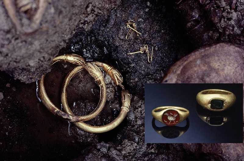 Кольцо слева украшено изображением птицы на сердолике, справа кольцо с яшмой.