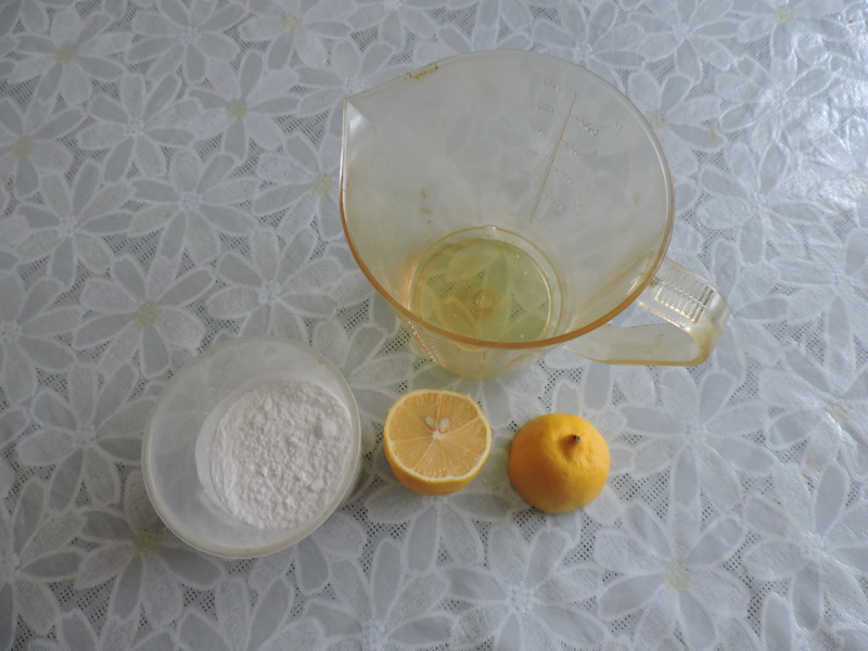 Взбить белки сахарную пудру и сок лимона 2 ст л