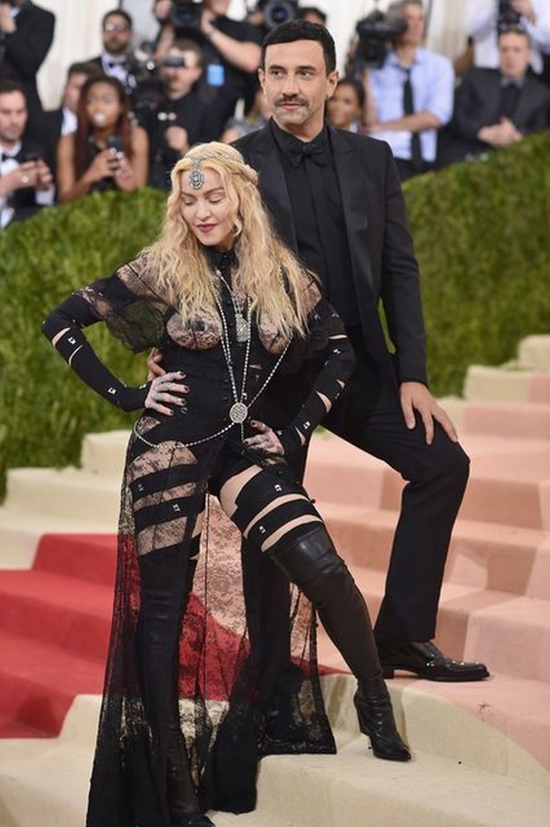 Мадонне в наряде от Givenchy не могла остаться незамеченной. 