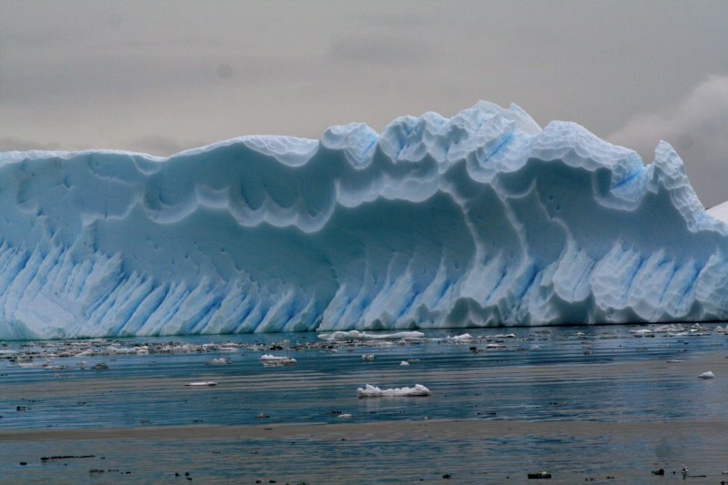 Айсберг, похожий на замерзшую волну 