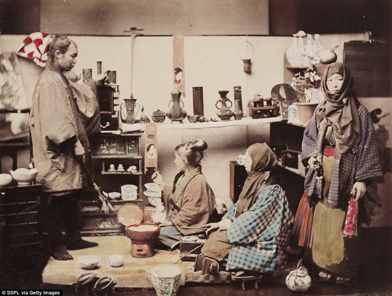 Женщины в традиционном японском магазине, XIX век