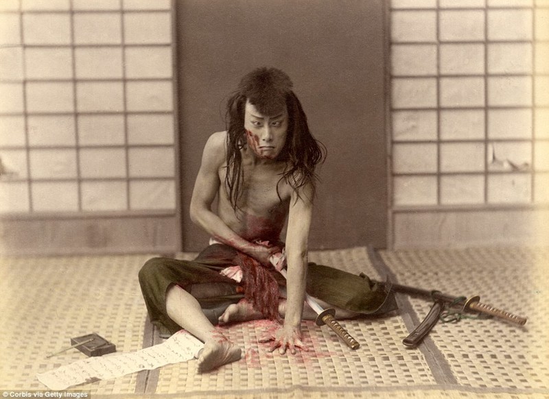 Самурай совершает ритуальное самоубийство - харакири (или сэппуку) 