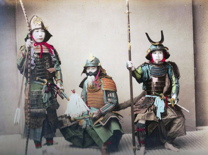 Вооруженные самураи в яркой военной форме, приблизительно 1890 год