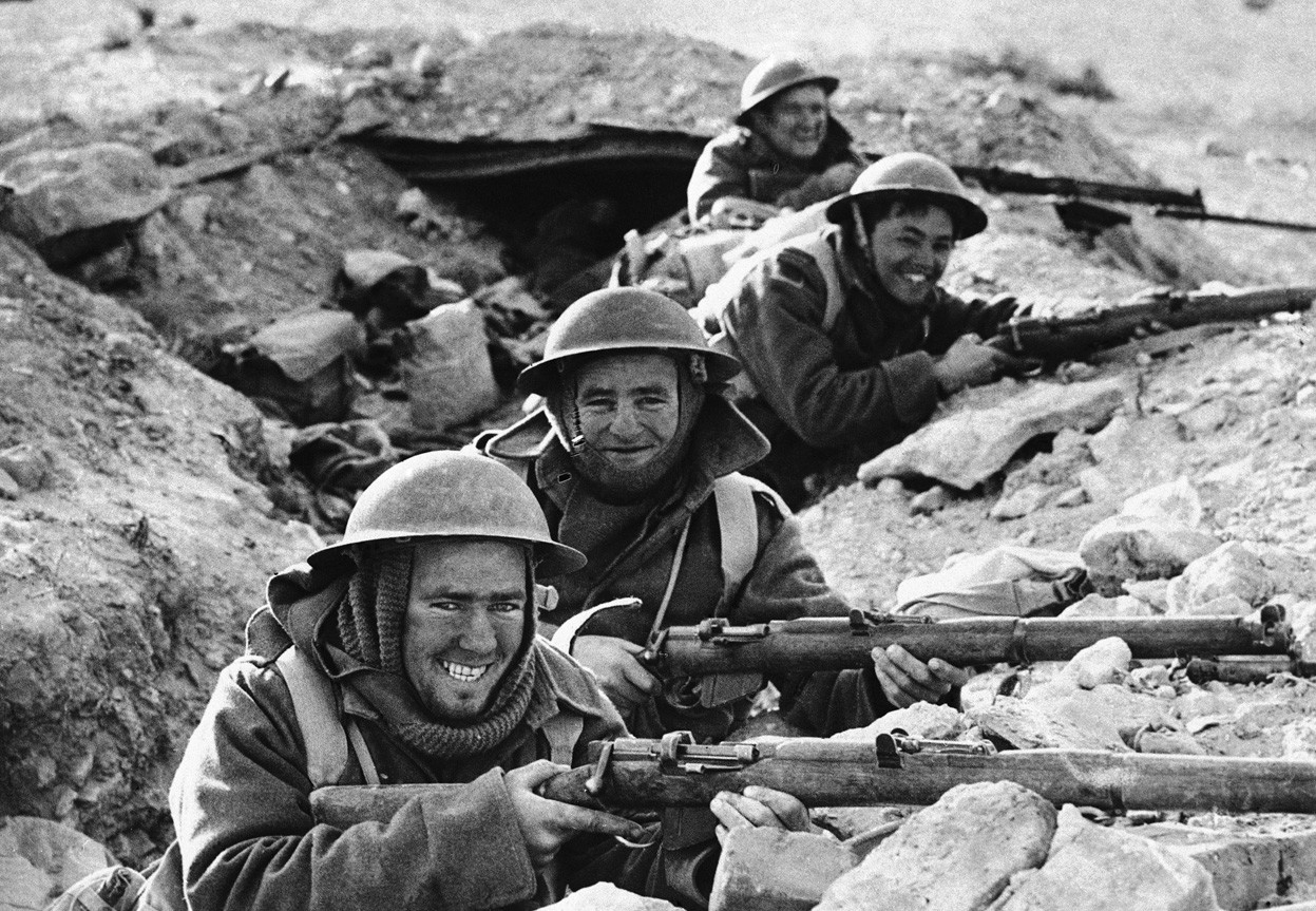 Вторая мировая фотографии. Британские солдаты в окопах 1 мировой. Солдаты в окопе 2 мировой. Британский солдат 2 мировой войны. Монте Кассино 1940.
