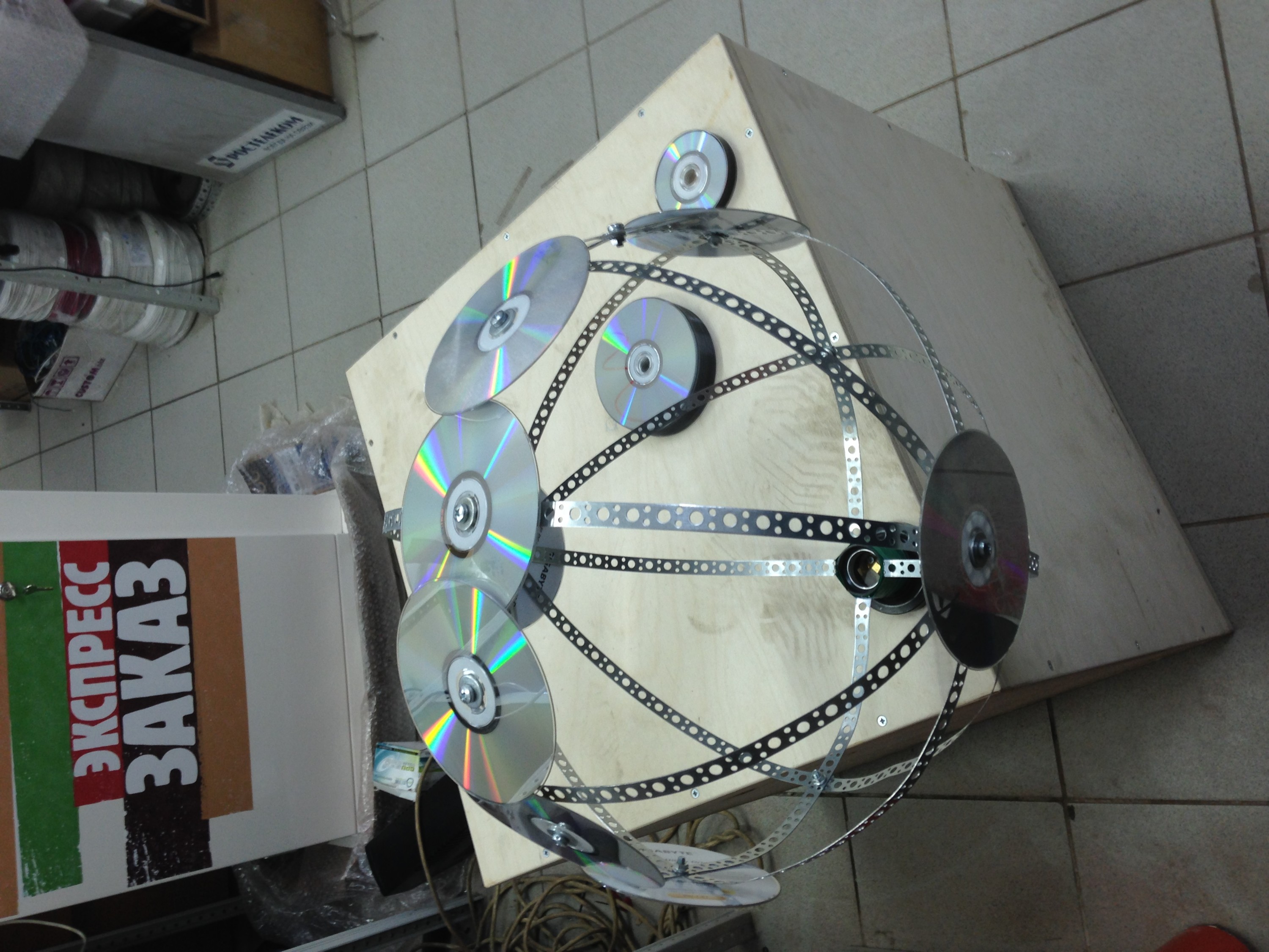 Стол из компакт дисков