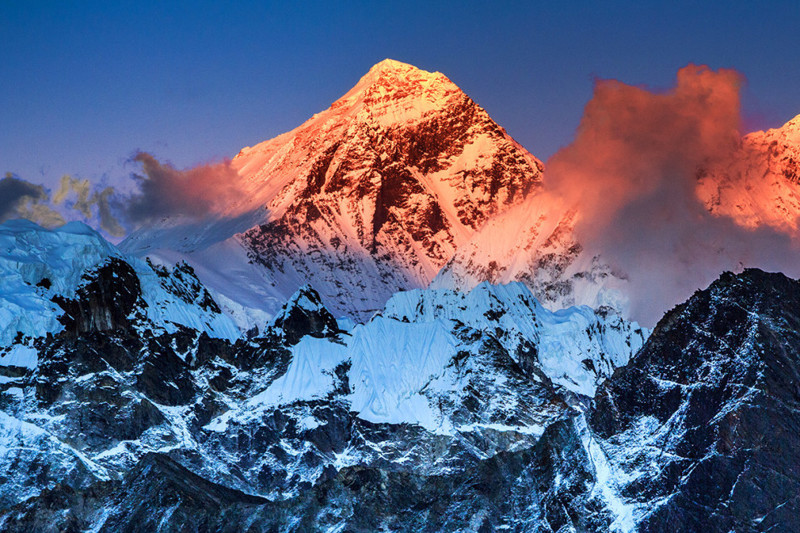 Гора Эверест — между Китаем и Непалом