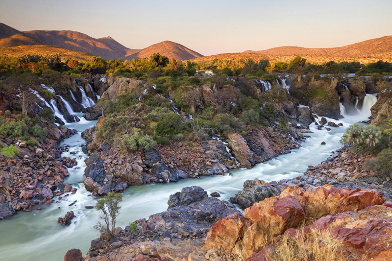 Водопад Эпупа — между Анголой и Намибией