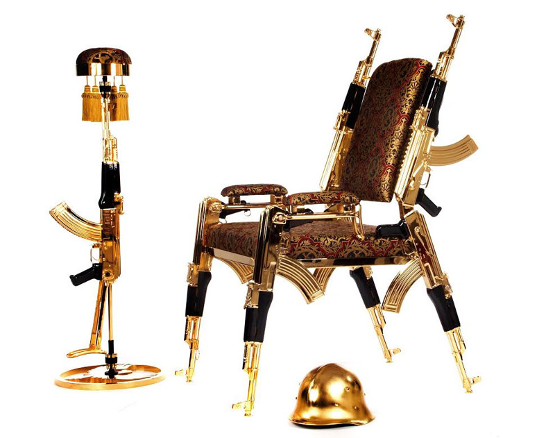 Художник создал позолоченный стул из настоящих автоматов Калашникова