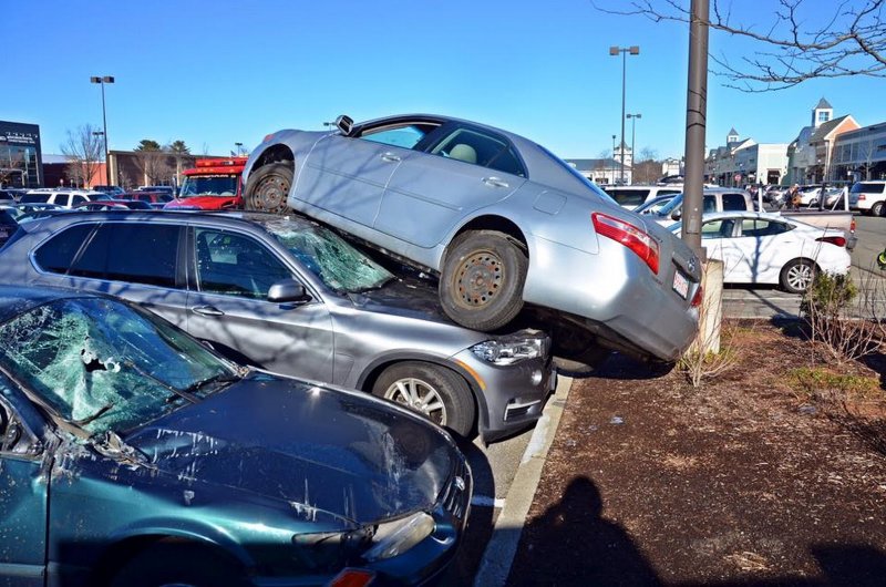Пожилой водитель припарковался на крыше двух автомобилей