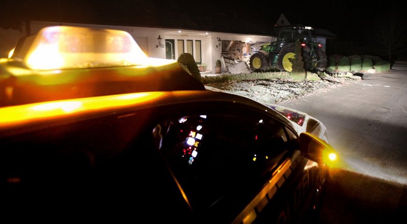 В Германии воры протаранили трактором дом и украли сейф