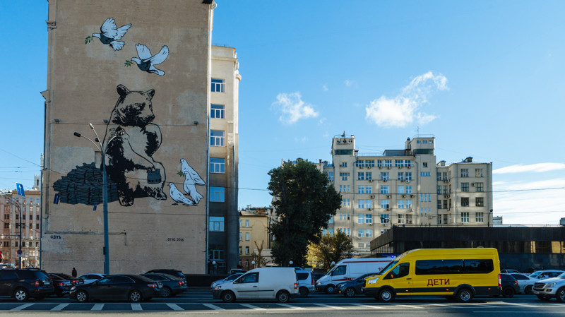 В Москве на пересечении Садового кольца и проспекта Академика Сахарова появилось  граффити р. 