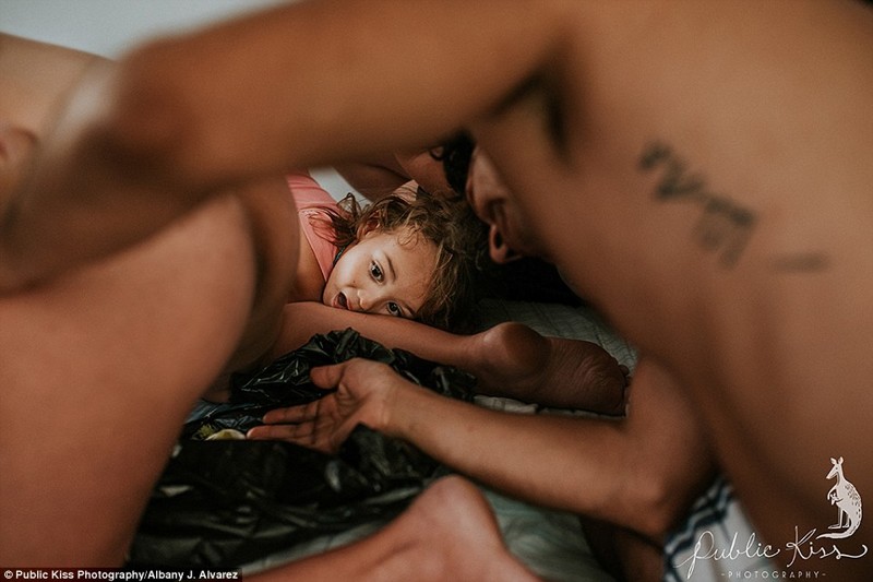 Фотограф Олбани Джей Алварес поймала момент, где старшая сестра новорожденного в изумлении смотрит, как рождается маленькая Алондра