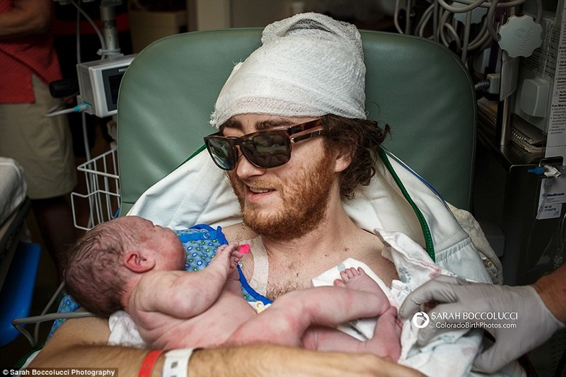 Фотограф Сара Бокколуччи запечатлела момент, когда отец, которому недавно диагностировали рак мозга в терминальной стадии, впервые держит на руках своего сына и говорит с ним о будущем