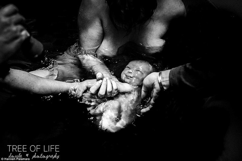 Фотограф Ханна Паламара запечатлела прекрасный момент появления ребенка через роды в воде
