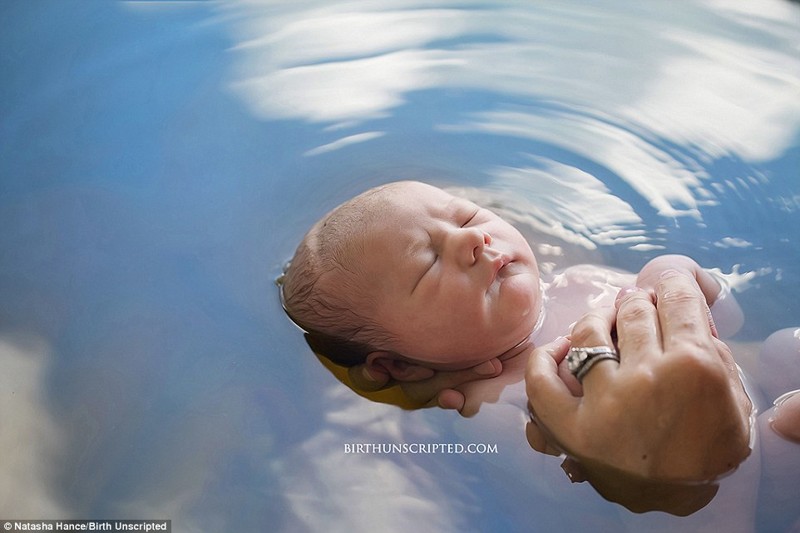 Победитель в номинации «После родов»: снимок Наташи Хэнс новорожденного, родившегося в воде