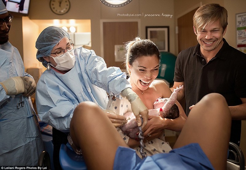 Фотограф Лейлани Роджерс сняла момент, где мать берет своего ребенка, родившегося у суррогатной матери, на руки