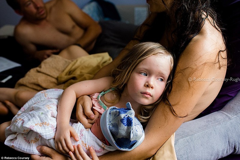 Ребекка Курси изобразила роды глазами старшего ребенка в семье