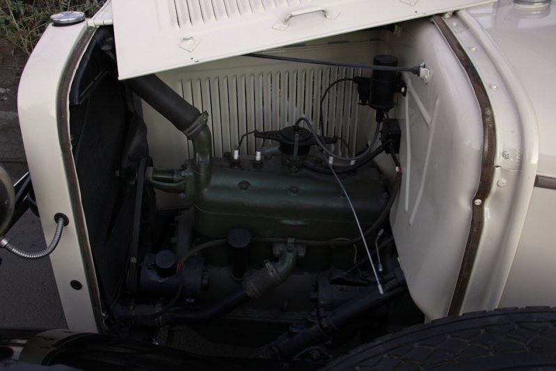 Двигатель стандартный, ГАЗ-А, электрооборудование 6 вольт. На машине установлено раннее рулевое (с креплением к раме на два болта), соответствующее году выпуска автомобиля.