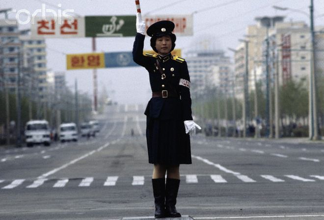 Тоже Северная Корея - траффик на улице такой, что без регулировщика никак нельзя... ))