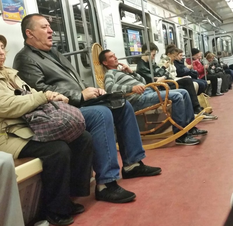 Для того что бы ехать с комфортом в метро вы можете с собой носить плетёное кресло 