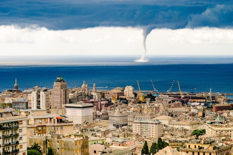 Торнадо в Генуе. Италия