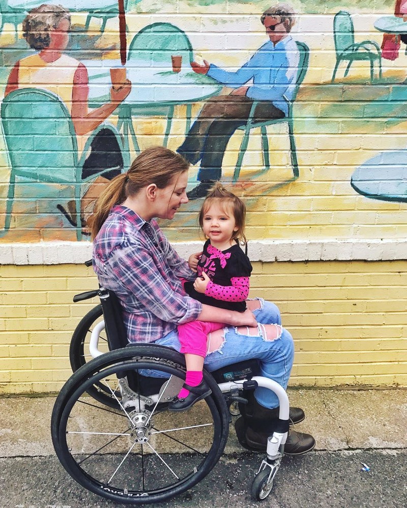  Девушка, парализованная накануне своей свадьбы, учится заново ходить ради дочки