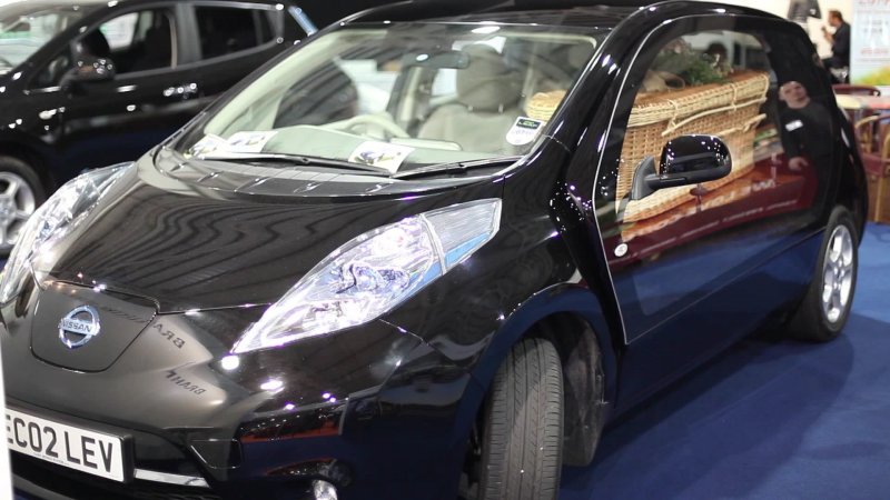 Nissan Leaf превратили в экологически чистый катафалк