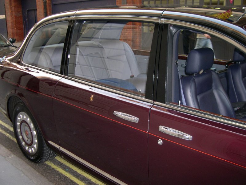 Королевский Bentley State Limousine: на этом фото хорошо виден контраст в обивке