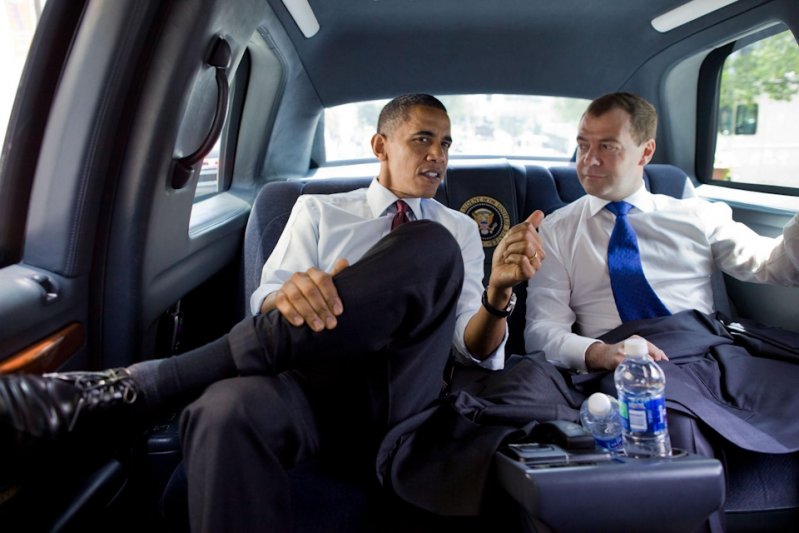 Обама о чем-то беседует с Медведевым, сидя на велюровом заднем диване президентского лимузина. 