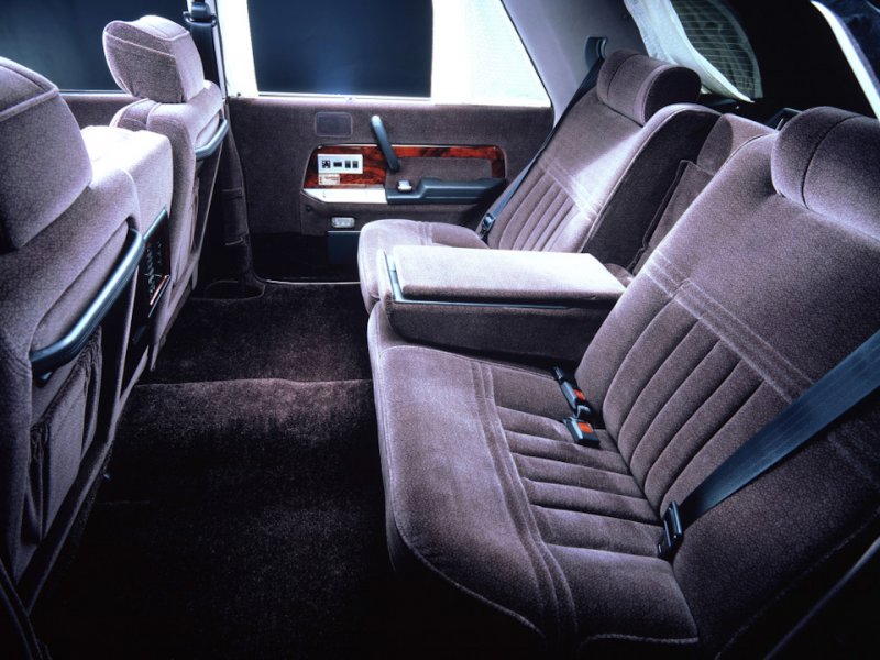 Так выглядел салон Toyota Century в кузове VG40, которая производилась с 1987 по 1997 год