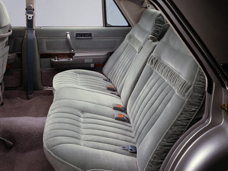 Задний диван седана Nissan President второй генерации (1973-1990 год)