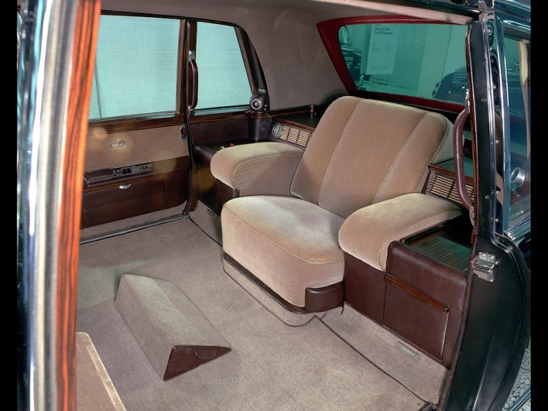 Папа-мобиль на базе Mercedes-Benz 600 с отдельным креслом-троном, отделанным благородным велюром